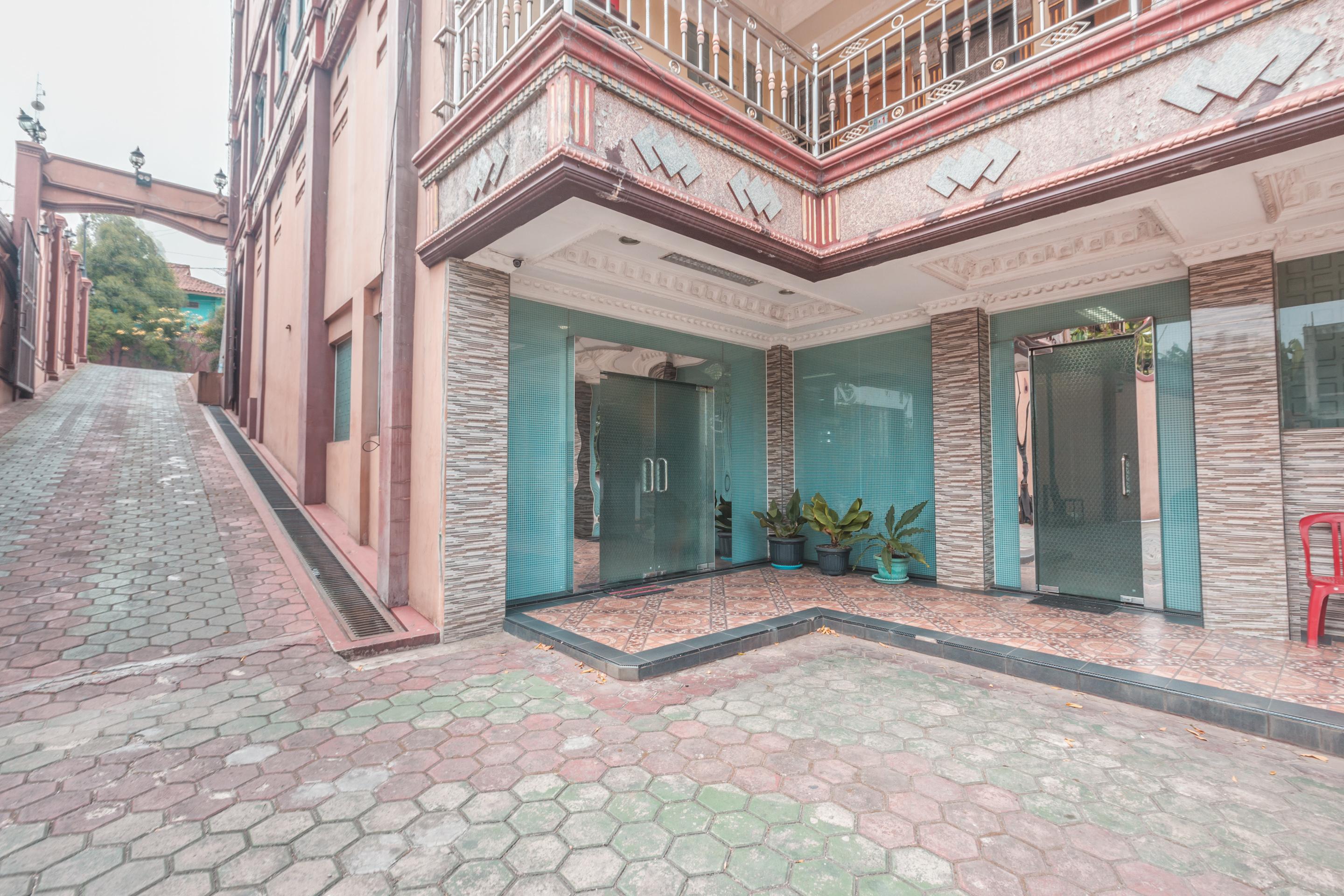 Super Oyo 1640 Fallinda Hotel Bogor Buitenkant foto